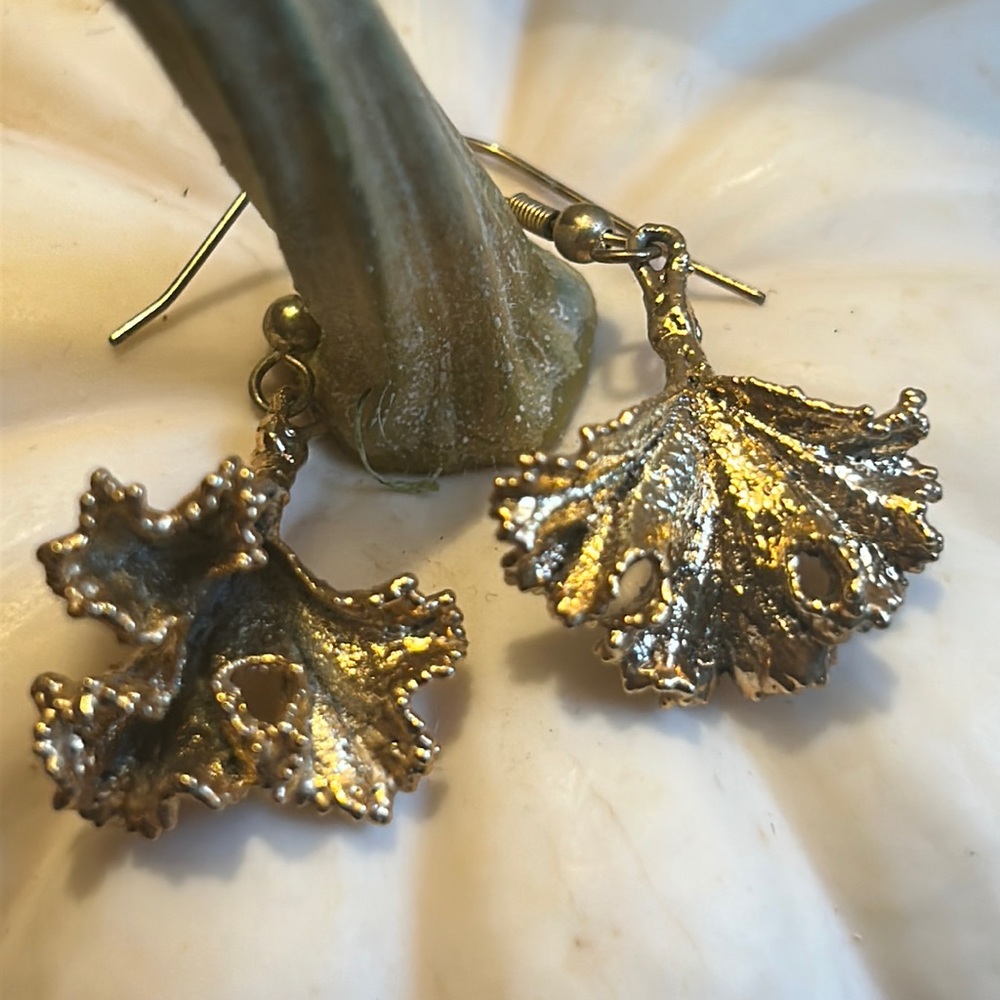 🔥HP🔥VTG 3 piece handmade Gold leaf Earrings and pendant set - Picture 6 of 10